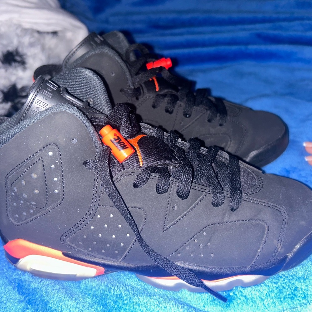 Jordan Retro Infrared 6’s size 5.5 
Slightly worn